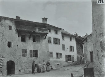 Dorfstrasse mit Wohnhäusern