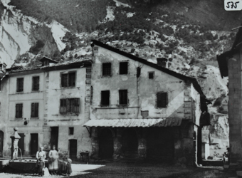Dorfplatz mit Gebäuden