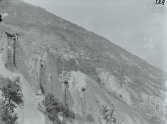 Ansicht eines Berges, eine Strasse führt schlingelnd durch durch das Gebiet
