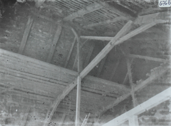 Innenaufnahme einer Scheunendecke, Holzbalken an der Decke, Heu und Holztreppe ersichtlich