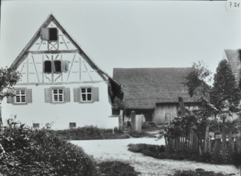 Bauernhaus und Scheune