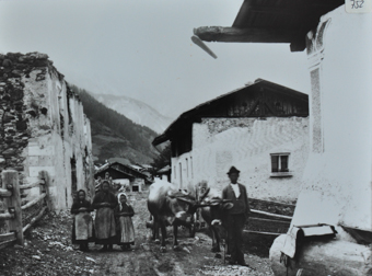Personen und Vieh auf Dorfstrasse