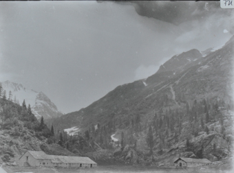 Wohnhäuser und Berge