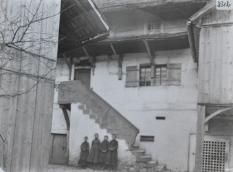 Kinder vor einer Treppe