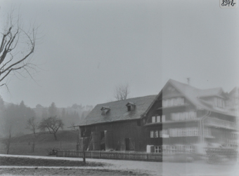 Bauernhaus und Scheune