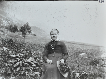 Frau auf Wiese