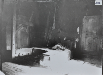 Innenaufnahme eines Zimmers, Wände und Decke aus Holz, Feuerstelle im Zimmer