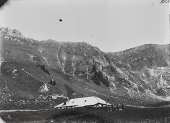 Bauernhaus und Berge