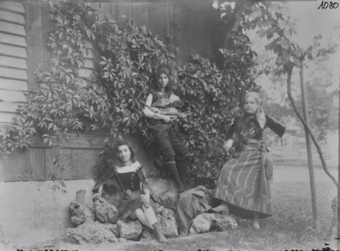 Derei Frauen vor Haus