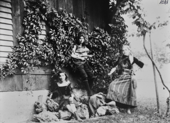 Derei Frauen vor Haus