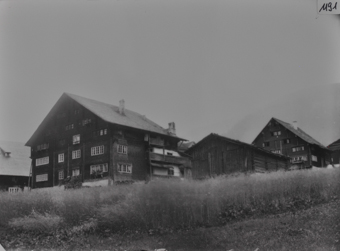 Bauernhaus und Scheune
