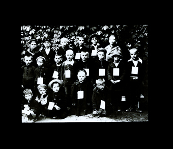 Kindergruppe, mit umgehängten Kartonschildern