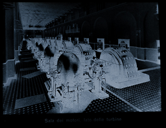 Sala dei motori, lato delle turbine