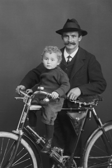 Mann mit Knabe und Fahrrad