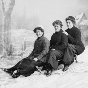 Drei Frauen auf dem Schlitten