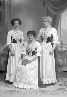Drei Frauen in Barärmeltracht