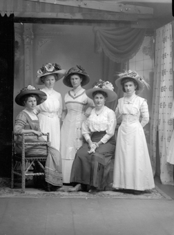 Frauengruppe mit Hüten