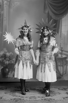 Zwei Frauen im Fasnachtskostüm