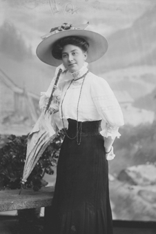 Frau mit Hut und Schirm