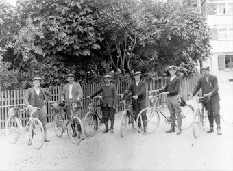 Männergruppe mit Fahrrädern