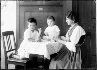 Frau it zwei Kindern
