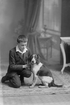 Junge mit Hund