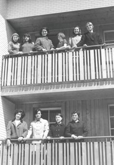 Frauen auf dem Balkon