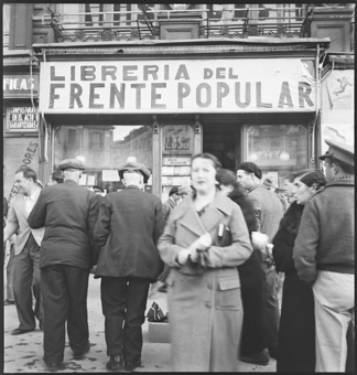 Menschen vor einem Lokal der «Frente Popular»
