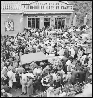 Spanische Flüchtlinge vor dem «Automobile Club De France»