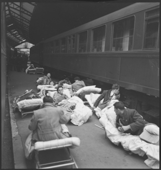 Vewundete der Internationalen Brigade sind mit dem Zug aus Barcelona eingetroffen und warten auf den Weitertransport