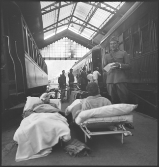 Vewundete der Internationalen Brigade sind mit dem Zug aus Barcelona eingetroffen und warten auf den Weitertransport