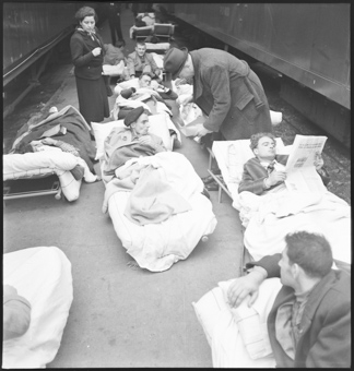 Vewundete der Internationalen Brigade sind mit dem Zug aus Barcelona eingetroffen und warten auf den Weitertransport