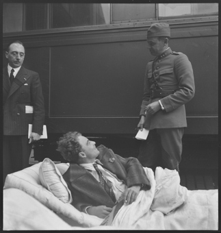 Vewundete der Internationalen Brigade sind mit dem Zug aus Barcelona eingetroffen und warten auf den Weitertransport