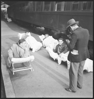 Vewundete der Internationalen Brigade sind mit dem Zug aus Barcelona eingetroffen und warten auf den Weitertransport