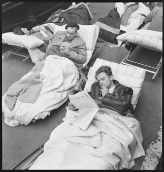 Vewundete der Internationalen Brigade sind mit dem Zug aus Barcelona eingetroffen und warten auf den Weitertransport