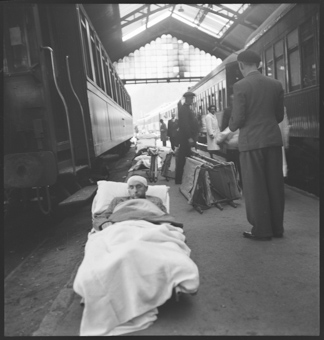 Vewundete der Internationalen Brigade sind mit dem Zug aus Barcelona eingetroffen und warten auf den Weitertransport