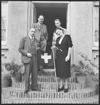 Adolf Gonzenbach (l.) und Ernst Risch (2. v. l.) vor der Privatvilla «Torré», die Gaissert gehört
