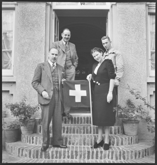 Adolf Gonzenbach (l.) und Ernst Risch (2. v. l.) vor der Privatvilla «Torré», die Gaissert gehört