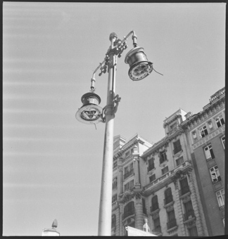 Druch Beschuss beschädigte Strassenlampe