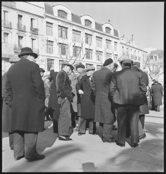 Männer versammelt vor einem Kiosk