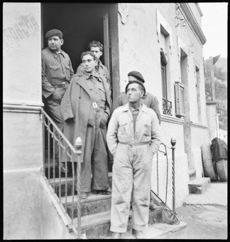 Eine Gruppe von Schweizern, die in der internationalen Brigade gekämpft haben, warten in einem katalanischem Städtchen auf die Heimkehr