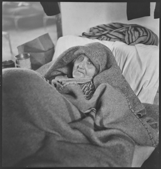Ältere Frau, liegend im Bett