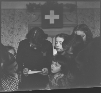 Ruth von Wild, Leiterin des Kinderheims von Pringy, verteilt Briefe und Päcken von Paten aus der Schweiz
