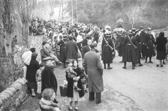 Spanische Flüchtlinge werden vom Militär und der Polizei angehalten