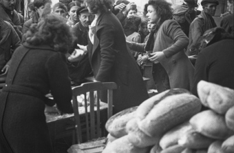 Spanische Flüchtlinge bekommen Brot