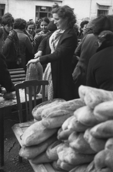Spanische Flüchtlinge bekommen Brot