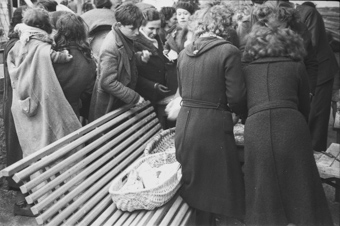 Spanische Flüchtlinge bekommen Brot