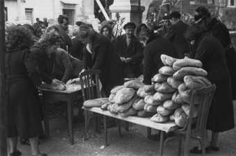Spanische Flüchtlinge bekommen Brot