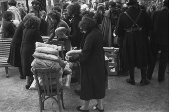 Spanische Flüchtlinge bekommen Brot