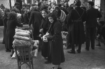 Spanische Flüchtlinge bekommen Brot